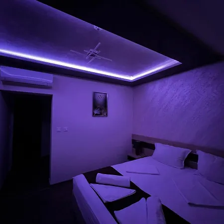 מלון Hotel Central 2*