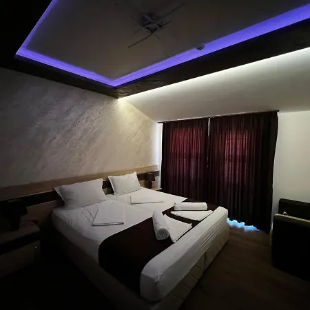 מלון Hotel Central קרלובו