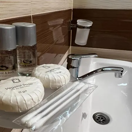 מלון Hotel Central קרלובו
