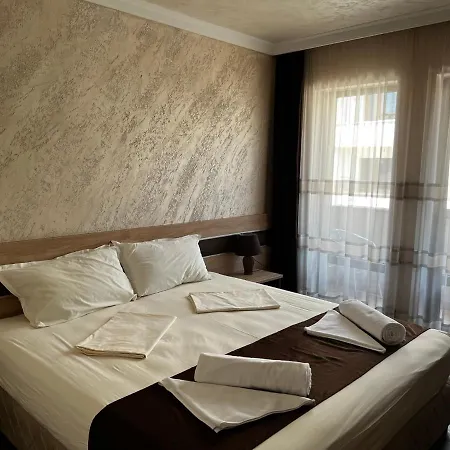 מלון Hotel Central קרלובו